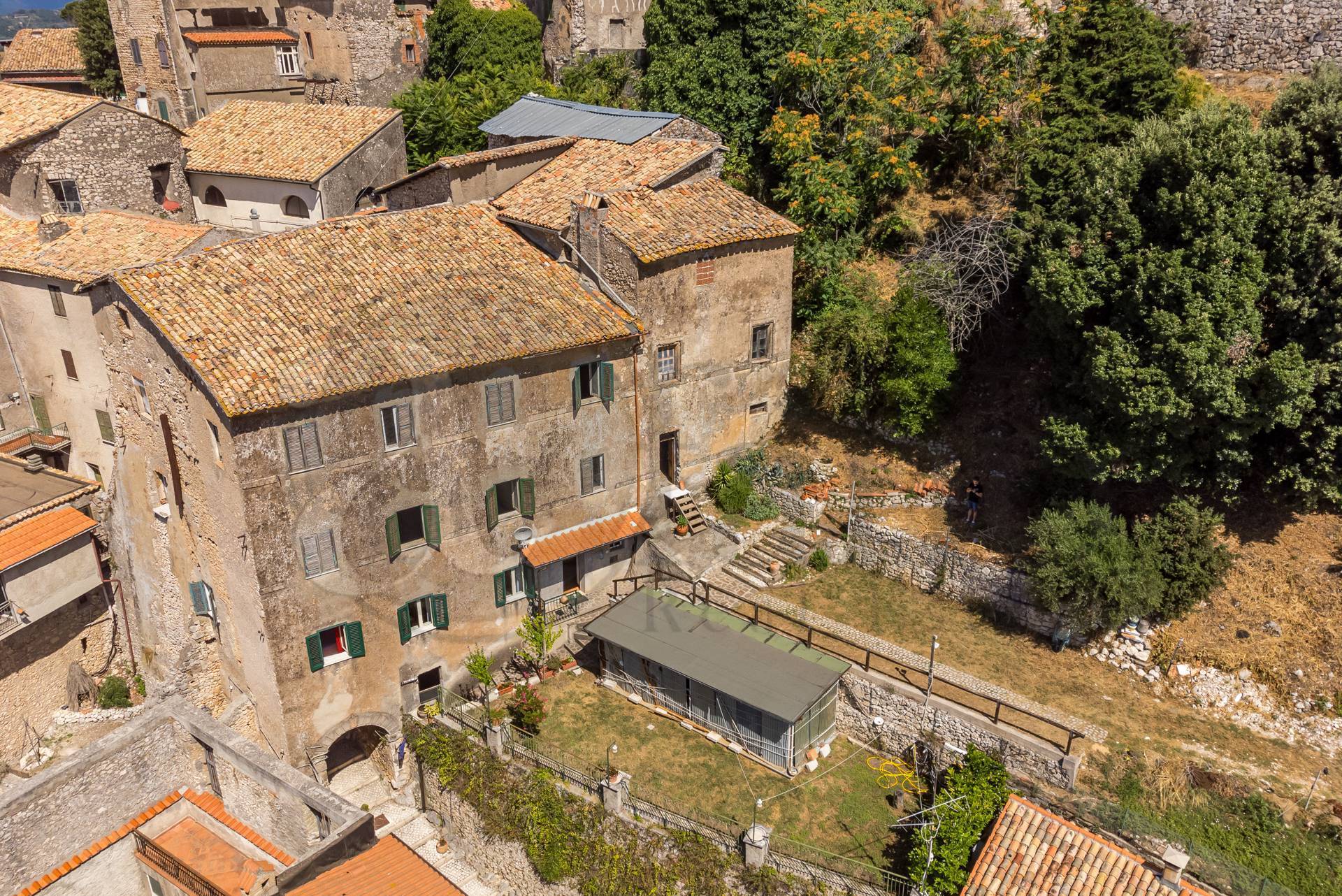 Stabile/Palazzo con terrazzo a Serrone