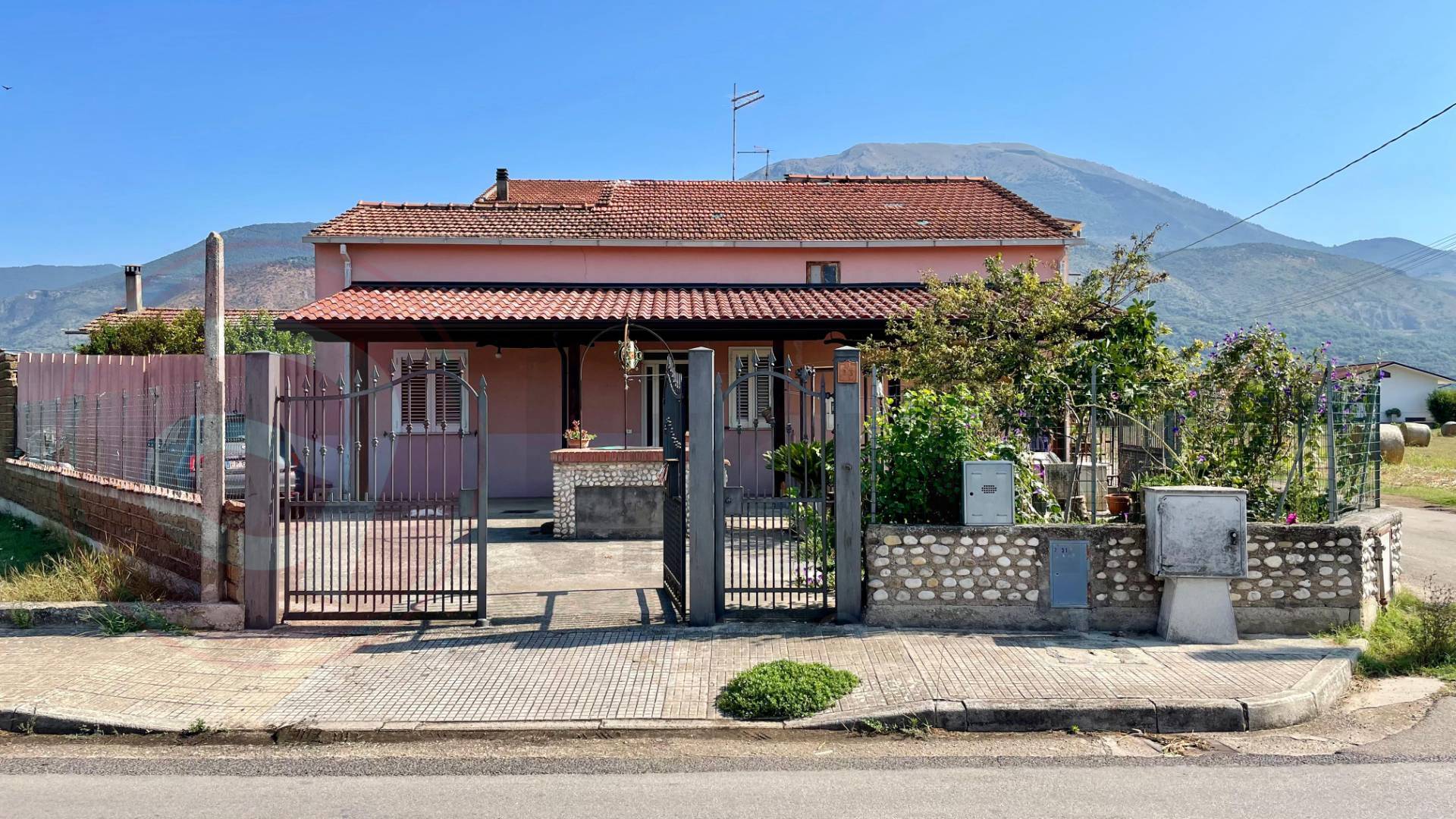 Casa indipendente con box a Aquino