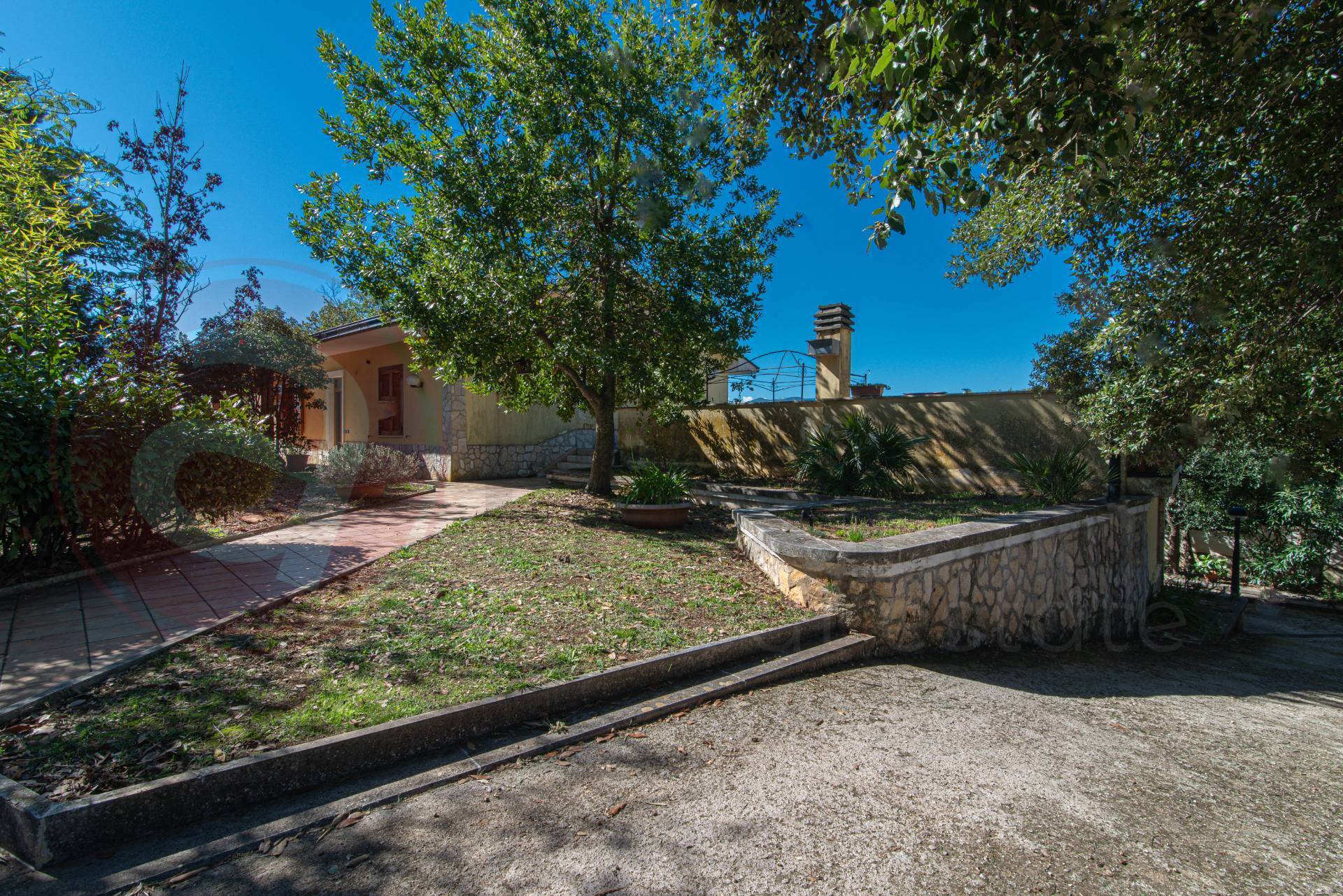 Villa con terrazzo a Alatri