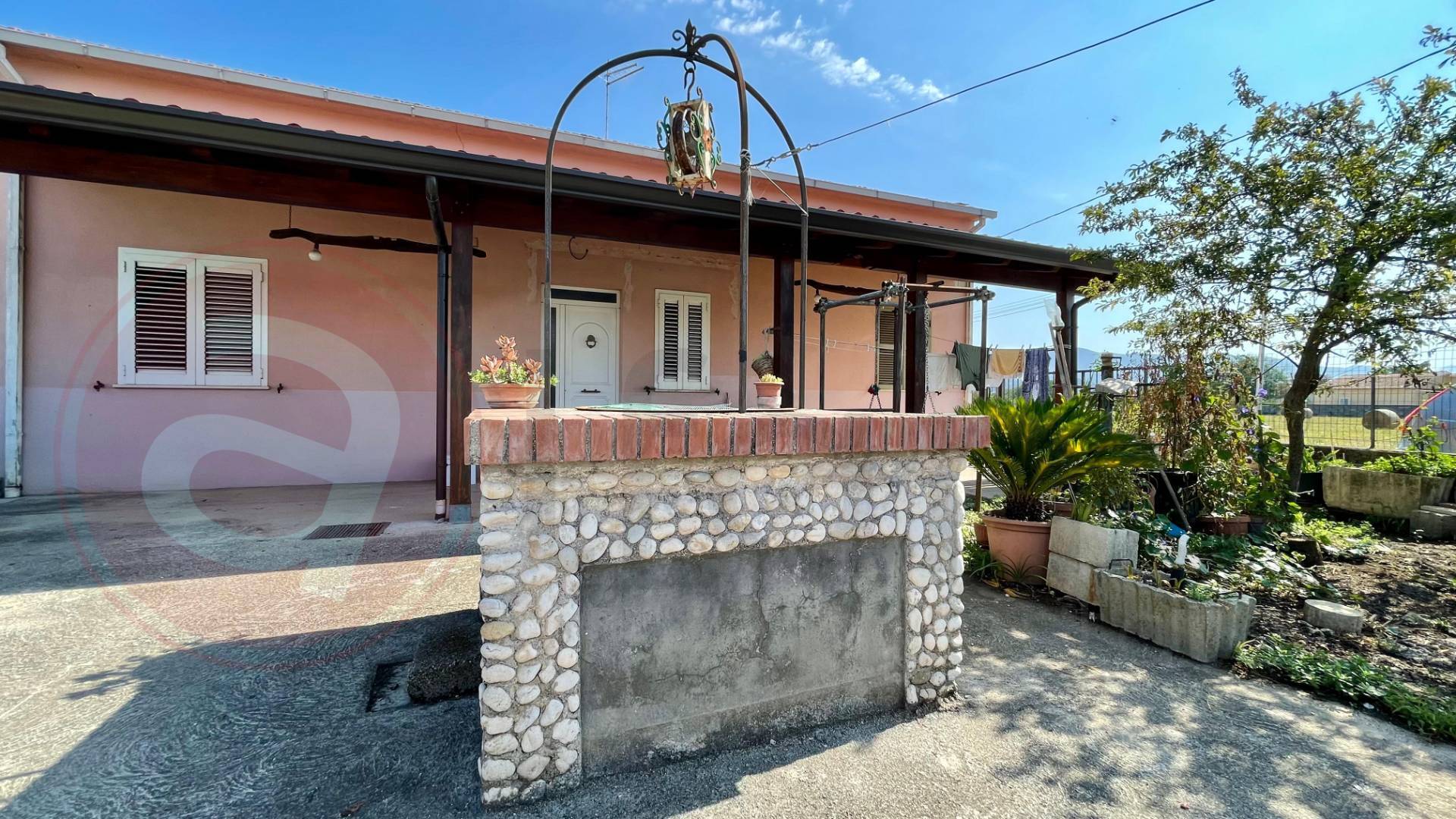 soluzione semiindipendente in vendita a Aquino