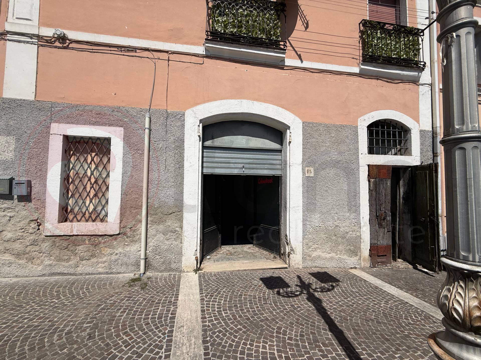 Locale commerciale in vendita a Arce, centro storico