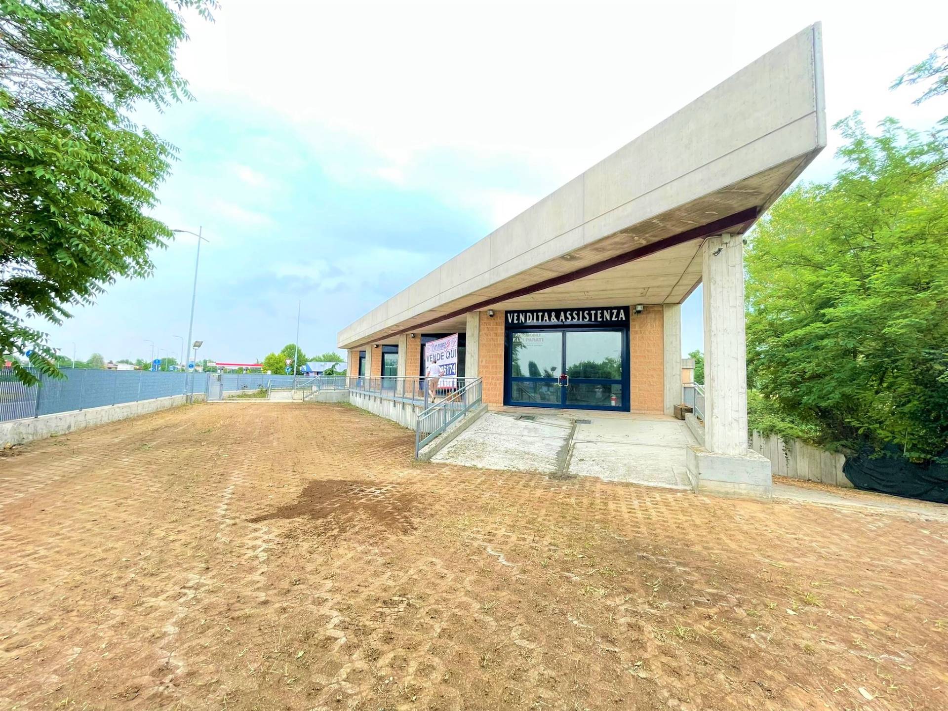 Locale commerciale in vendita a Isso