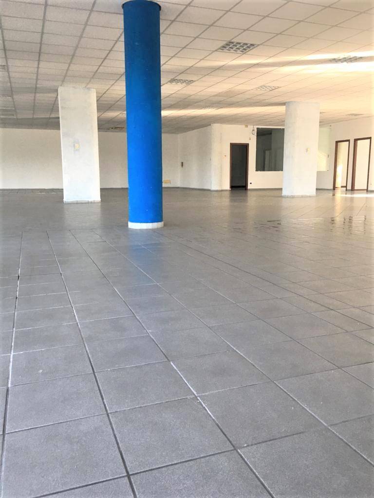Locale commerciale in vendita a Isso