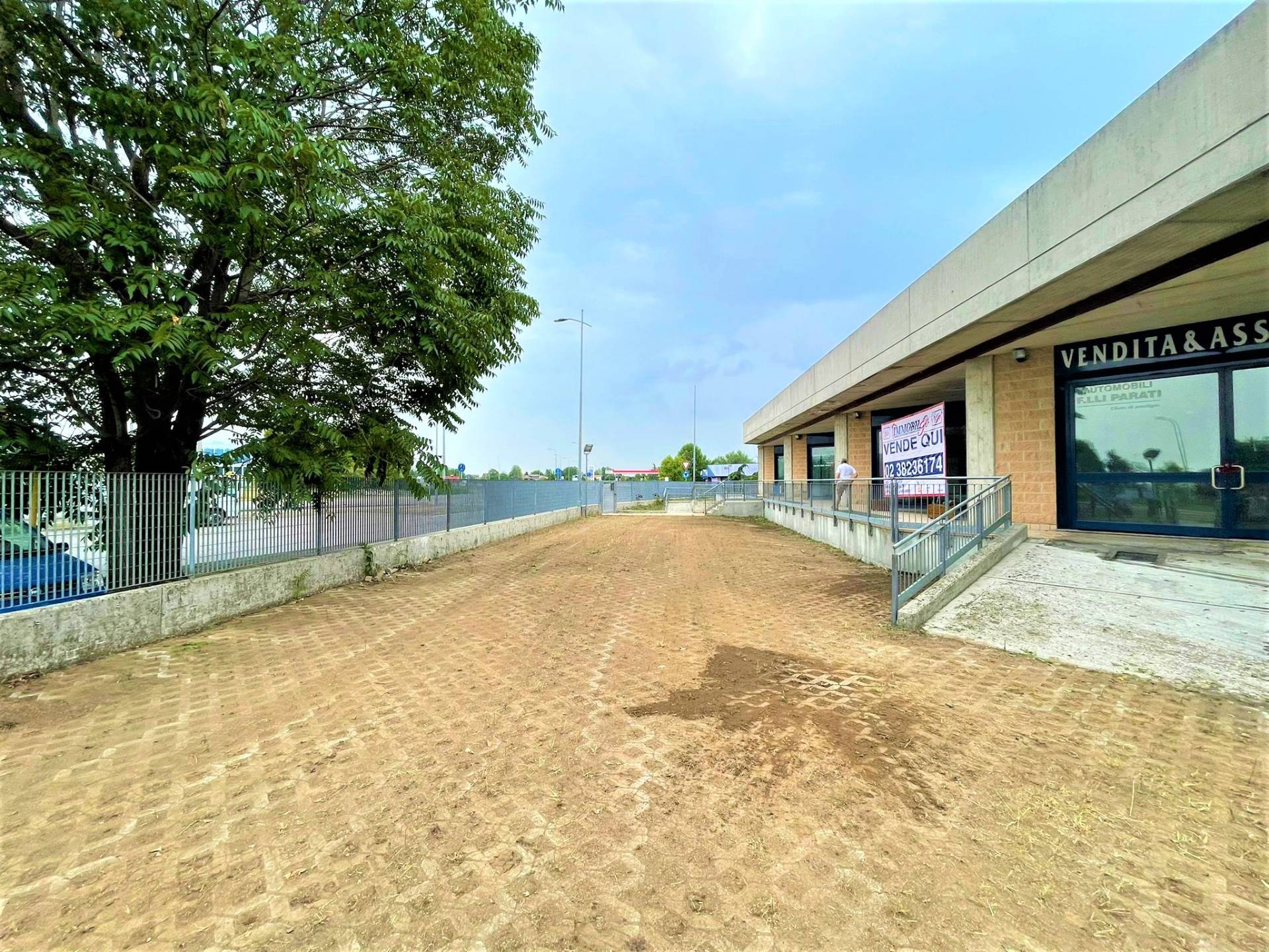 Locale commerciale in vendita a Isso