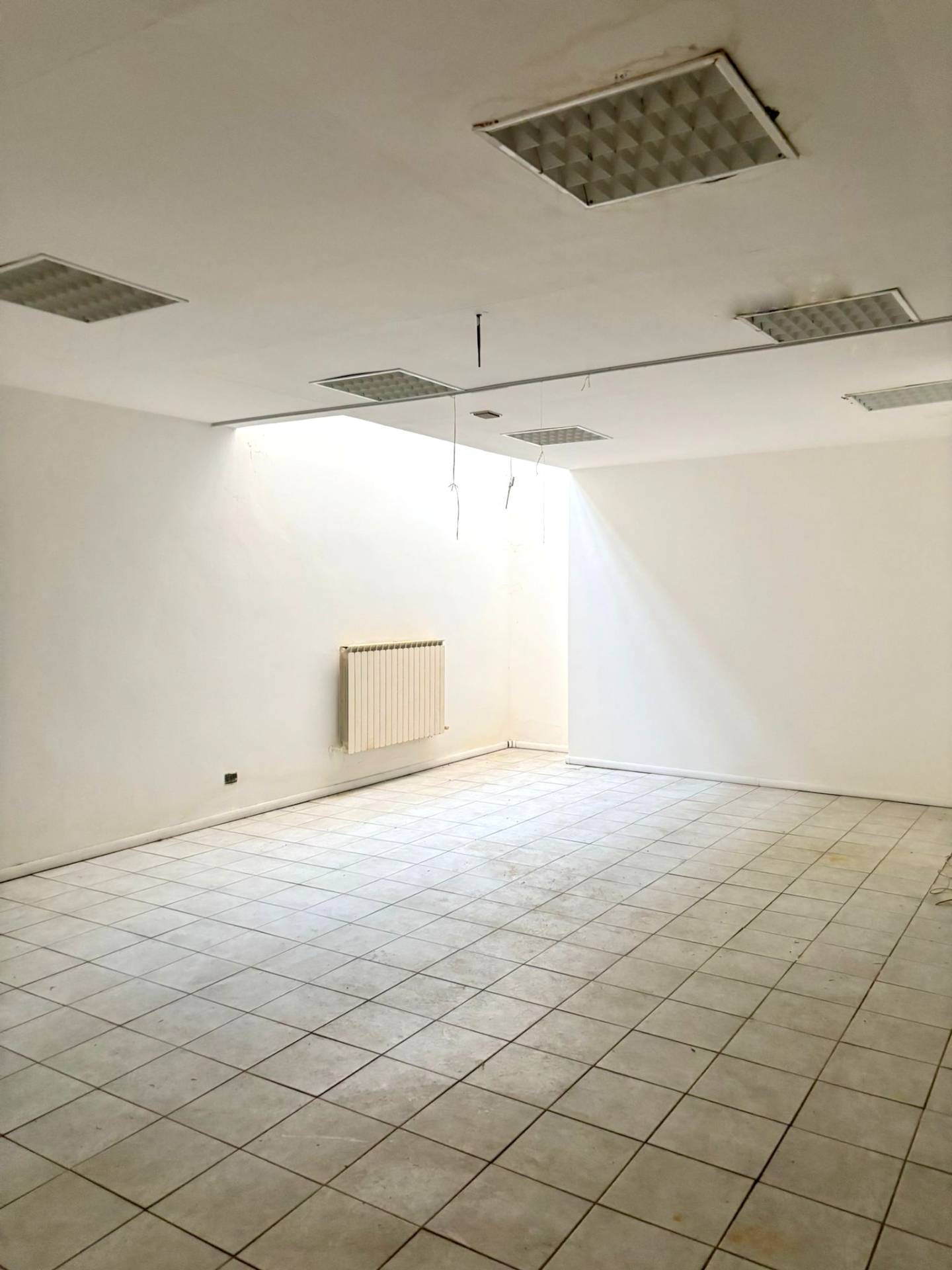 Locale commerciale in affitto a Grezzago