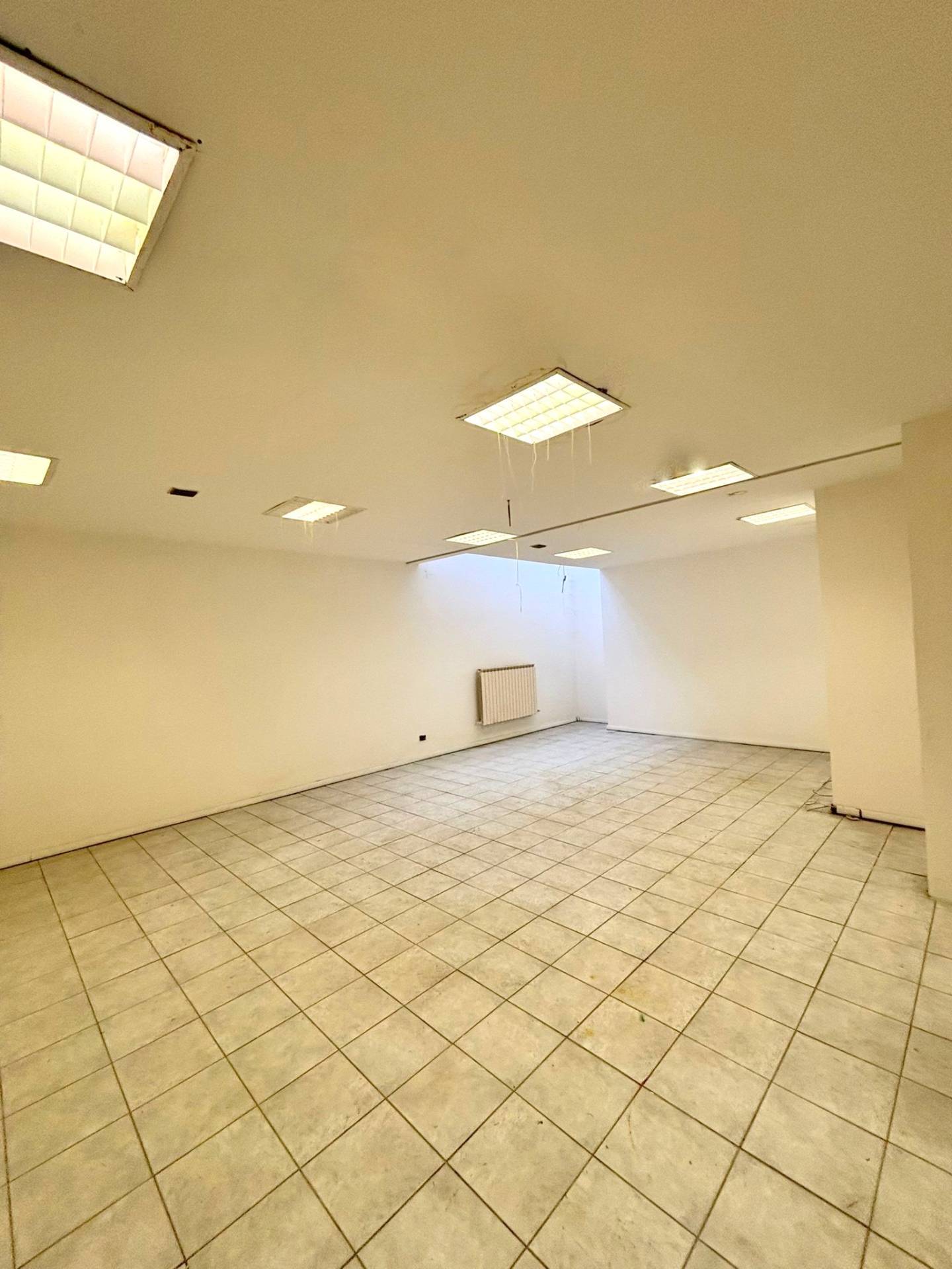 Locale commerciale in affitto a Grezzago