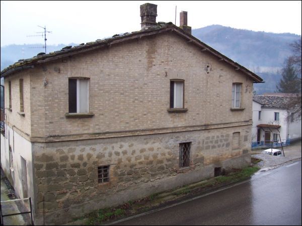 Vende casa indipendente con terrazzo a Roccafluvione