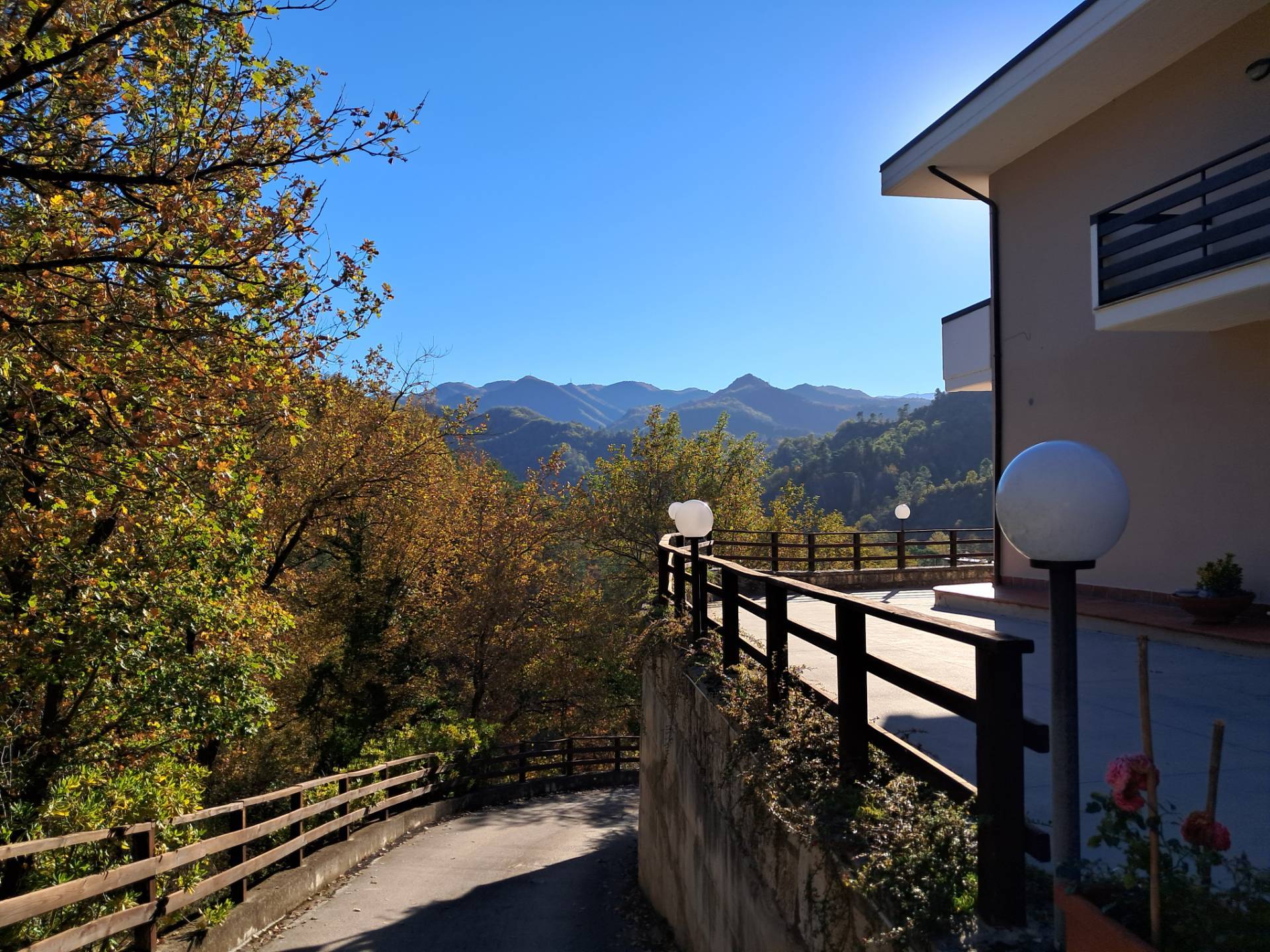 Casa indipendente in vendita a Ascoli Piceno, Mozzano