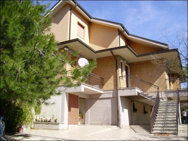 Villa in vendita a Ascoli Piceno, Monticelli
