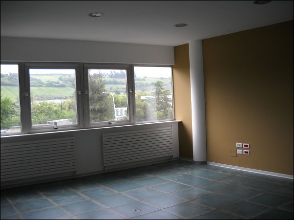 Ufficio in vendita a Ascoli Piceno, Campolungo