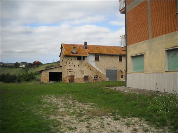 Casa colonica in vendita a Appignano del Tronto