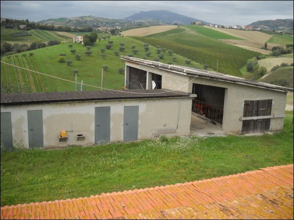 Casa colonica in vendita a Appignano del Tronto