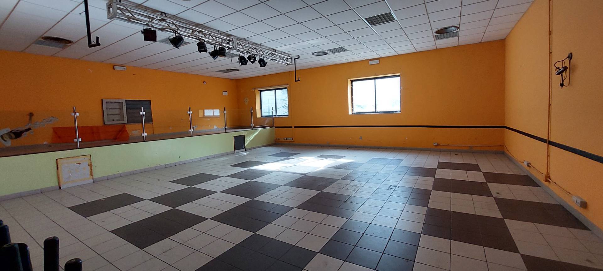 Locale commerciale in vendita a Acquasanta Terme