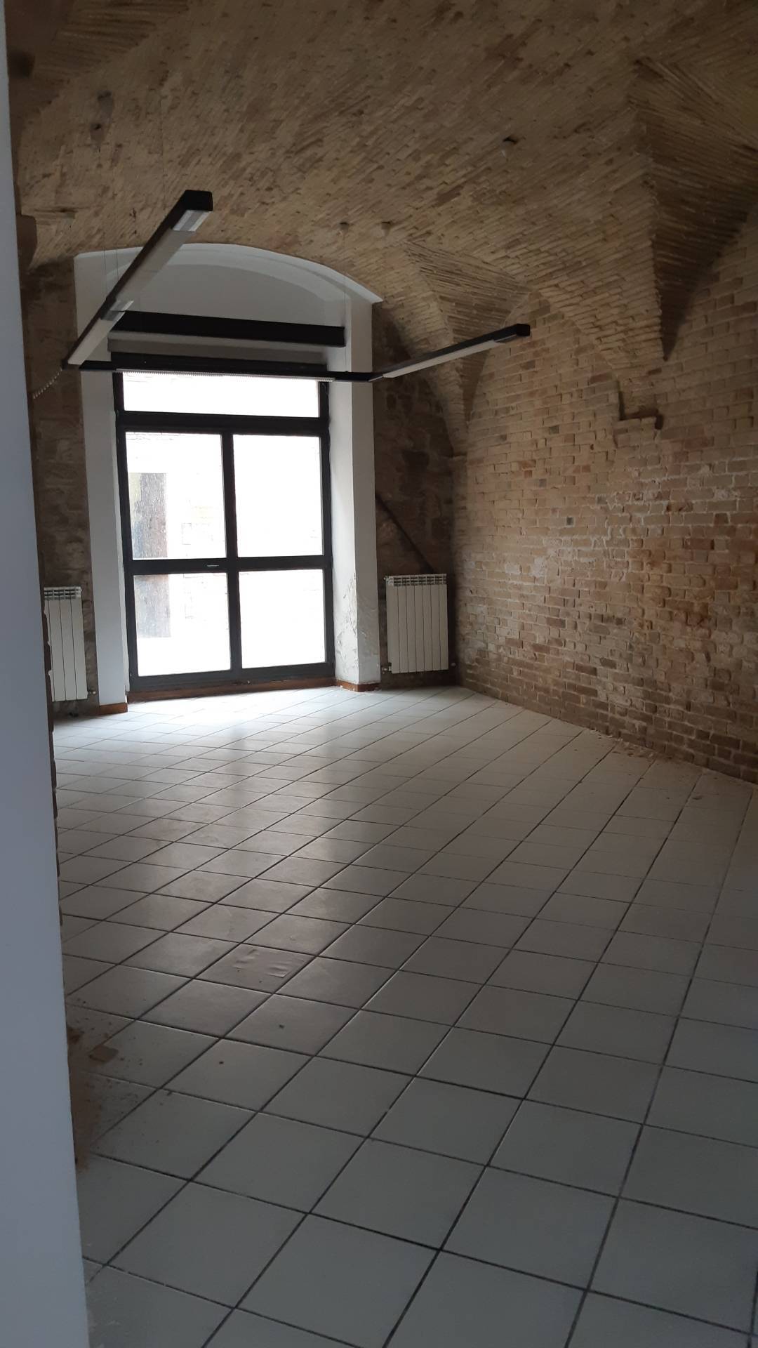 Locale commerciale in vendita a Ascoli Piceno, Centro Storico