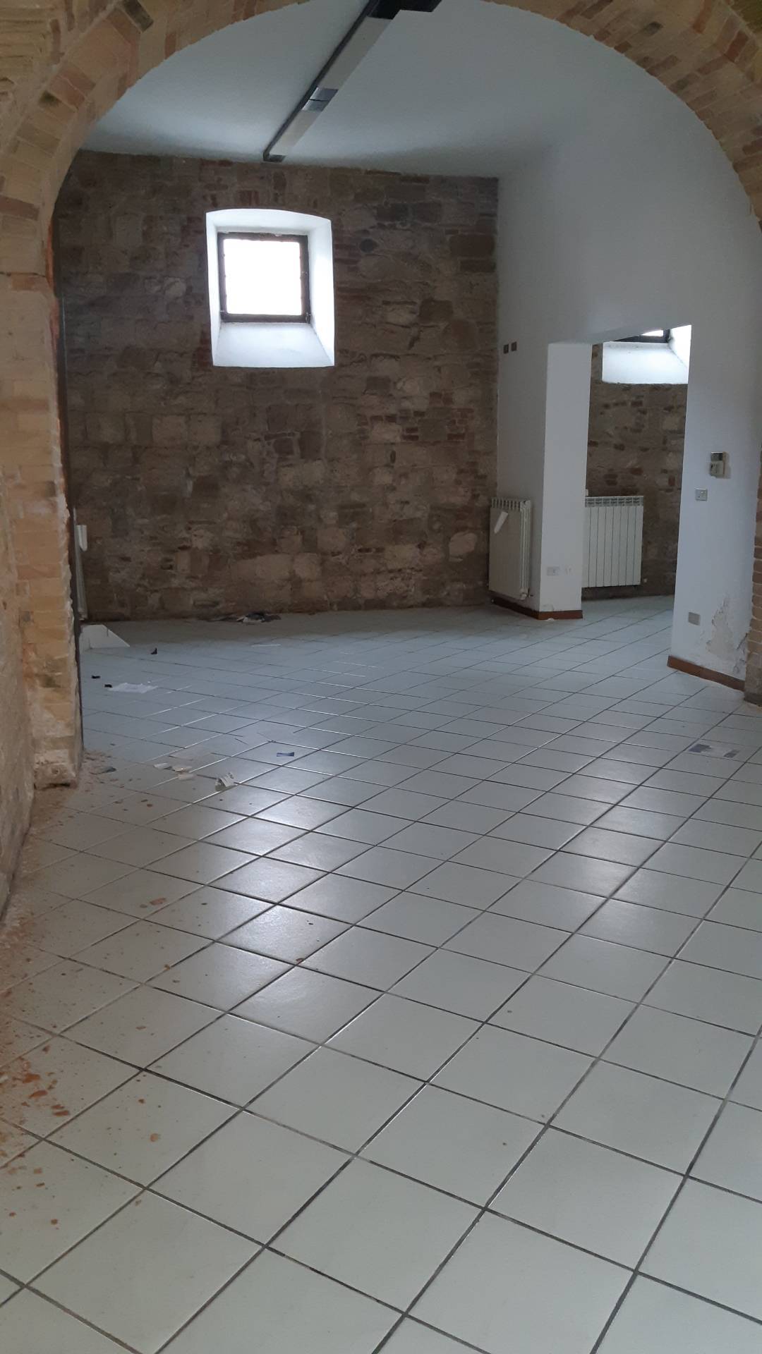 Locale commerciale in vendita a Ascoli Piceno, Centro Storico