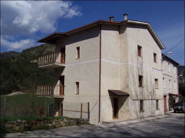 Casa indipendente in vendita a Acquasanta Terme, Centrale