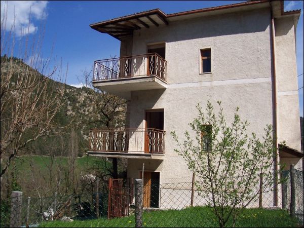 Casa indipendente in vendita a Acquasanta Terme, Centrale