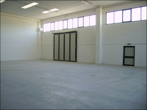 Capannone in vendita a Ancarano, Zona Bonifica