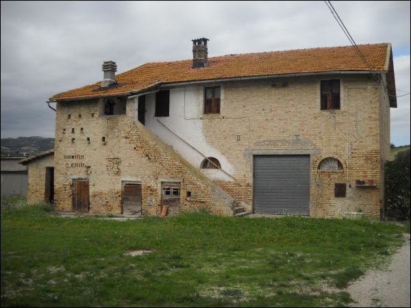Casa colonica in vendita a Appignano del Tronto