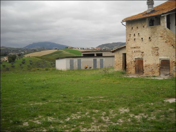 Casa colonica in vendita a Appignano del Tronto