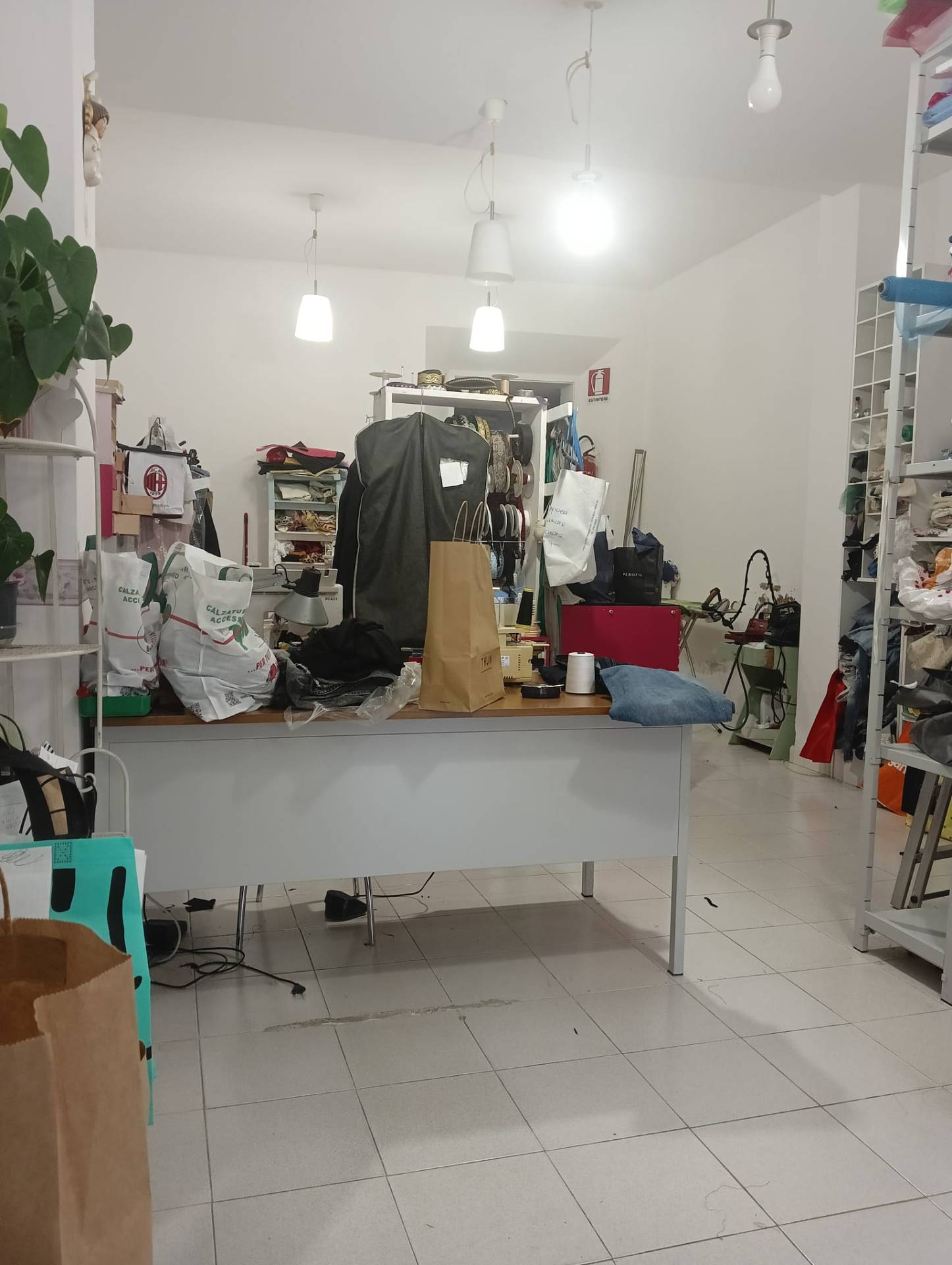 Locale commerciale in affitto a Ascoli Piceno, Campo Parignano