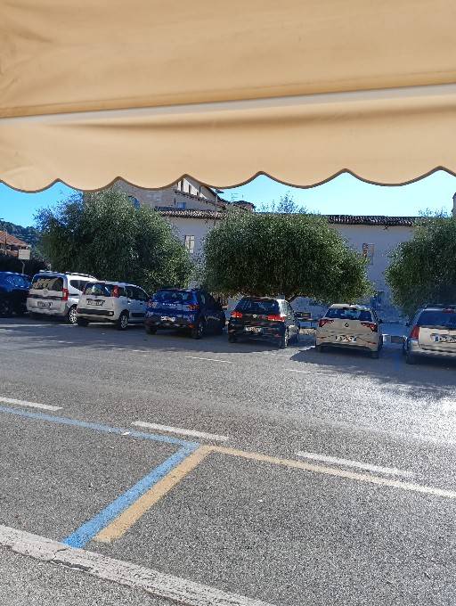 Locale commerciale in affitto a Ascoli Piceno, Campo Parignano