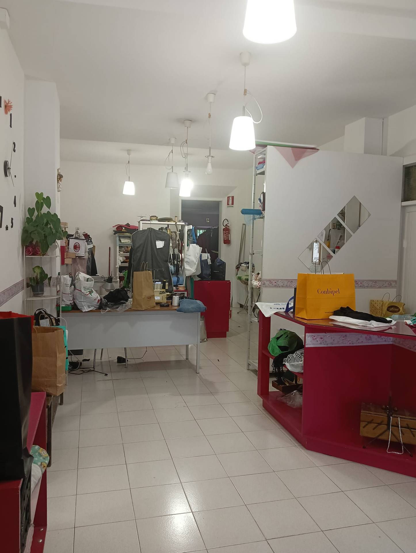 Locale commerciale in affitto a Ascoli Piceno, Campo Parignano