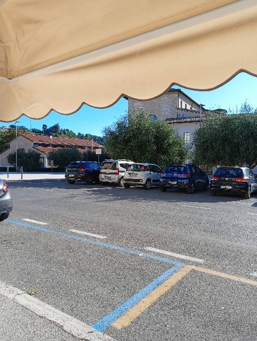 Locale commerciale in affitto a Ascoli Piceno, Campo Parignano