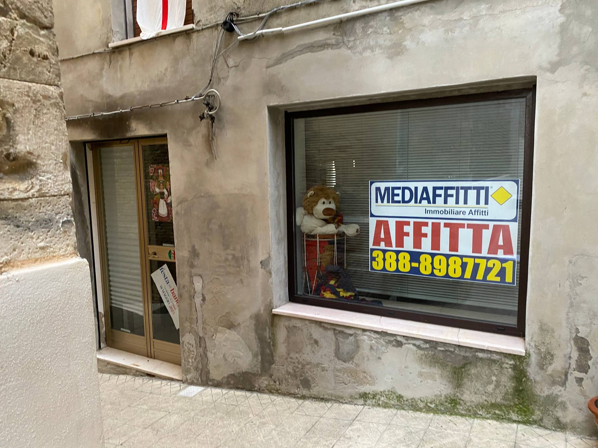 Locale commerciale in affitto a Bucchianico, Centro