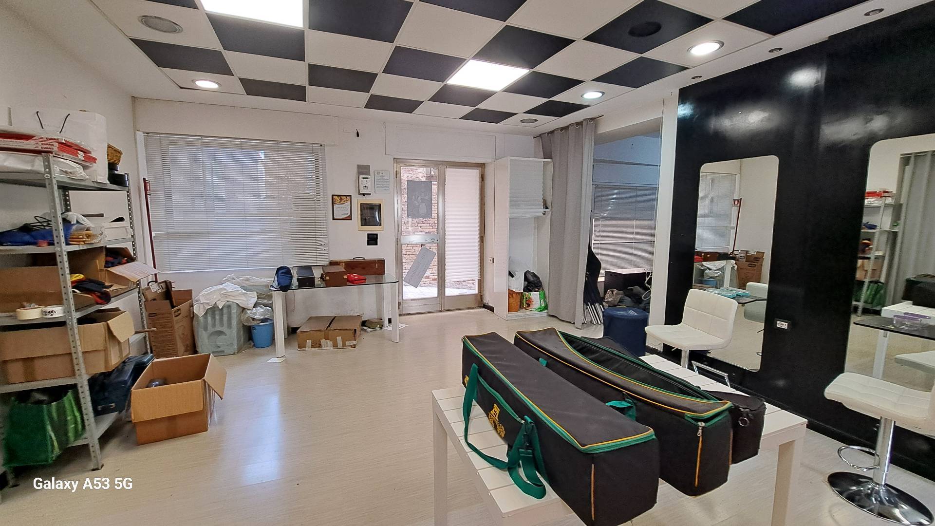 Locale commerciale in affitto a Bucchianico, Centro