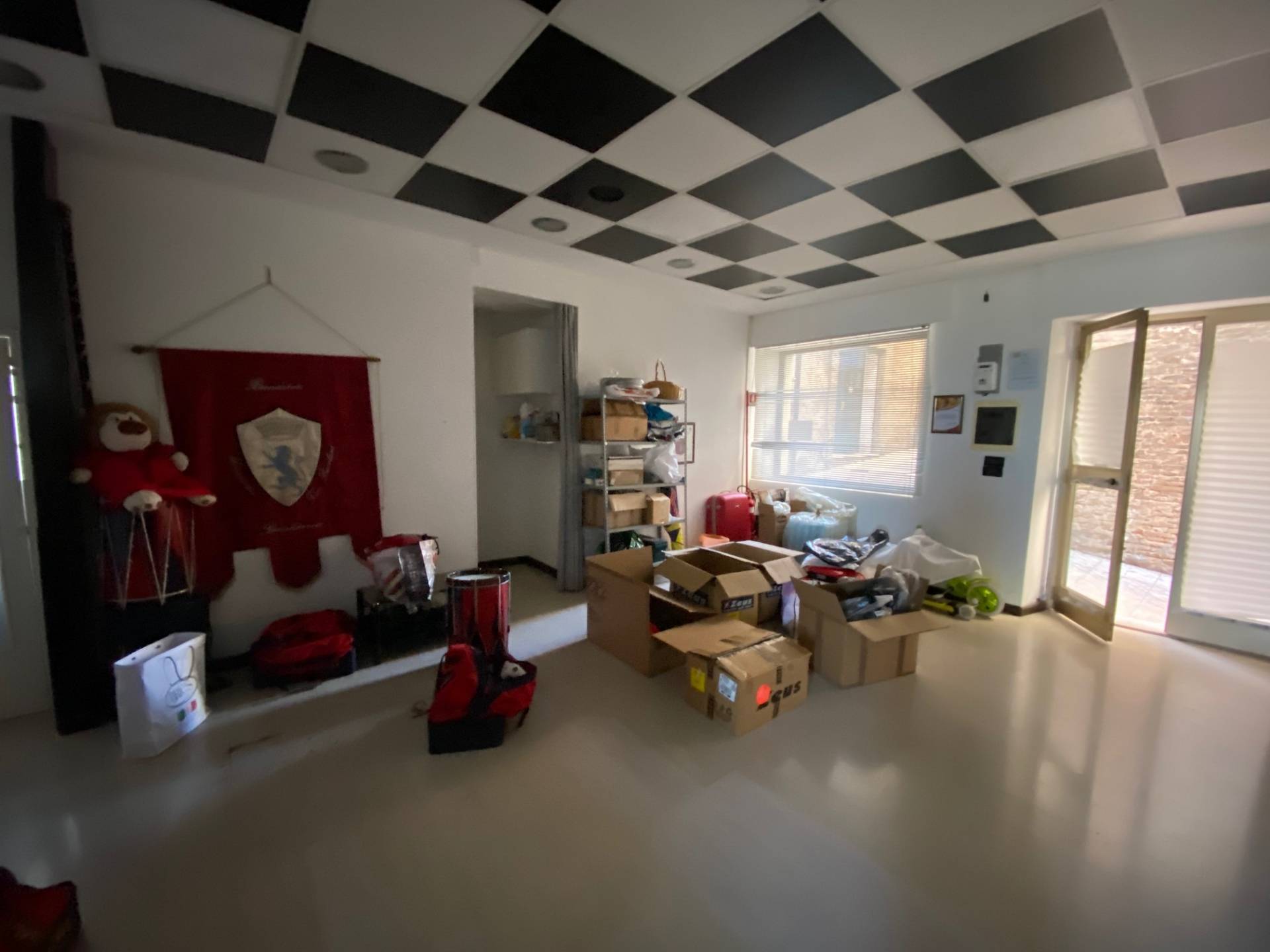 Locale commerciale in affitto a Bucchianico, Centro