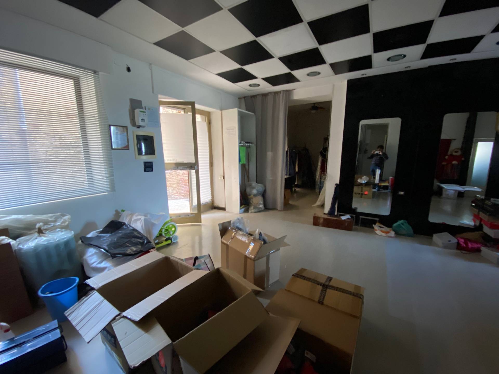 Locale commerciale in affitto a Bucchianico, Centro