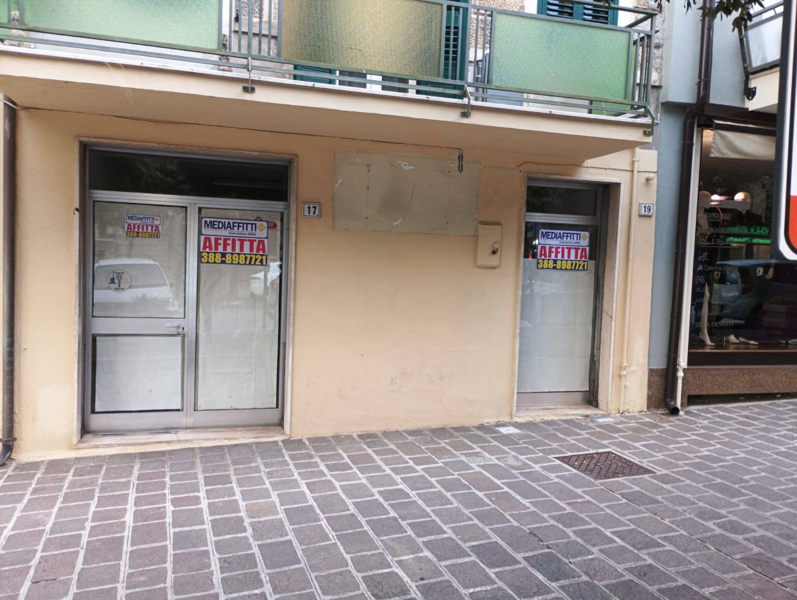 Locale commerciale in affitto a Pianella