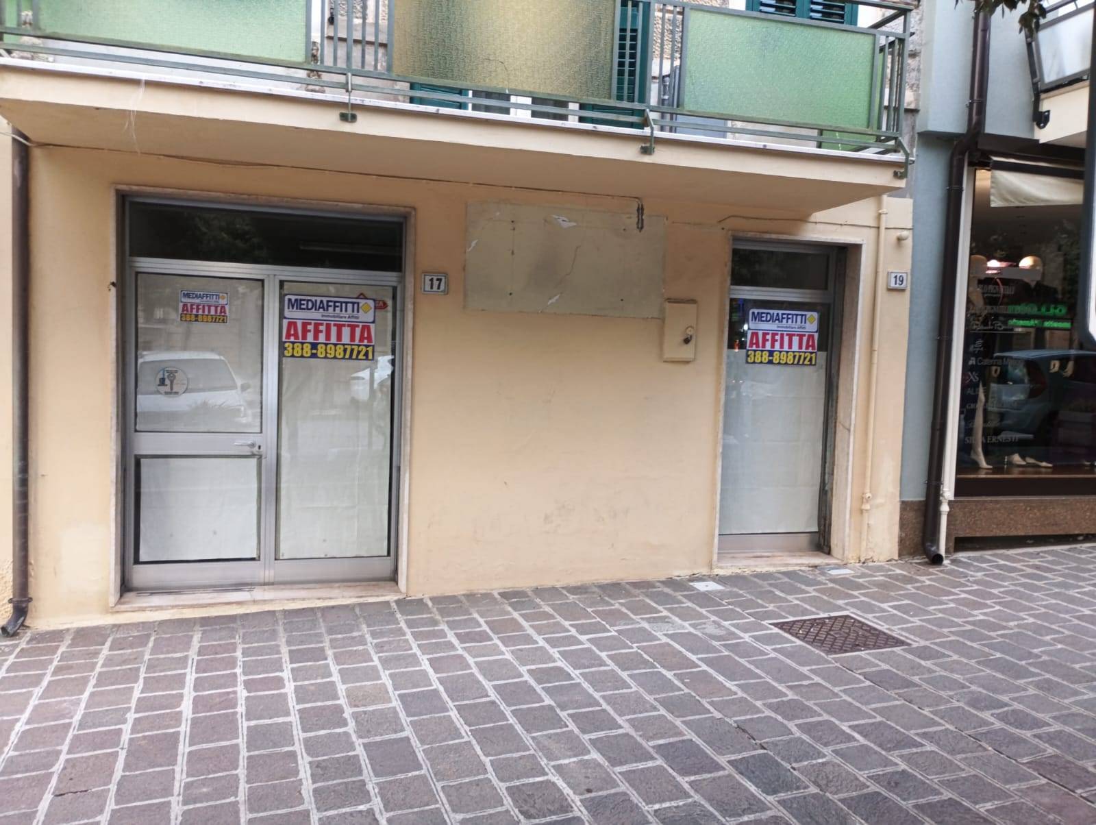 Locale commerciale in affitto a Pianella