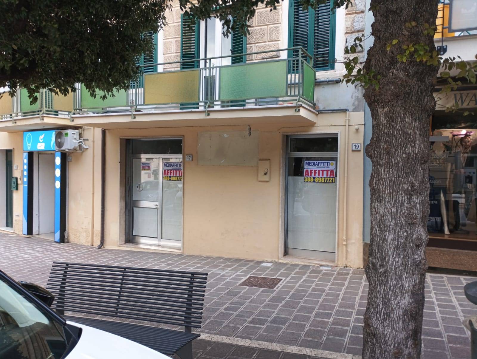 Locale commerciale in affitto a Pianella