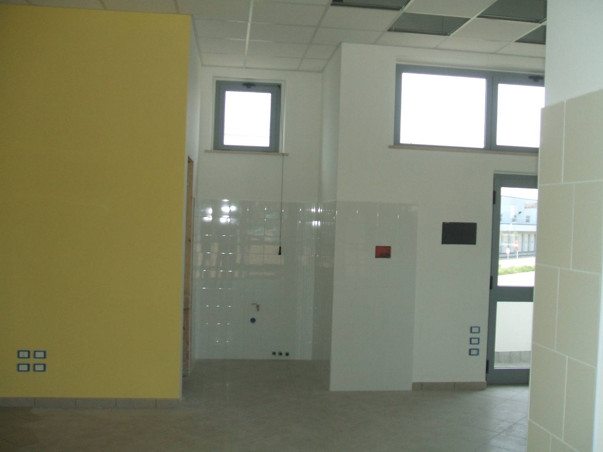 Fondo/negozio in affitto a Chieti, Chieti Scalo