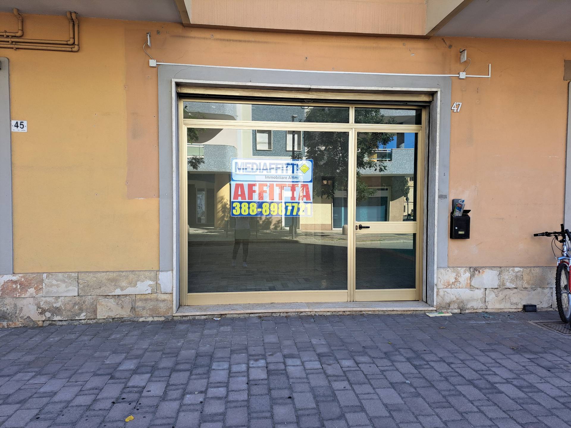 Locale commerciale in vendita a Chieti, Chieti Scalo
