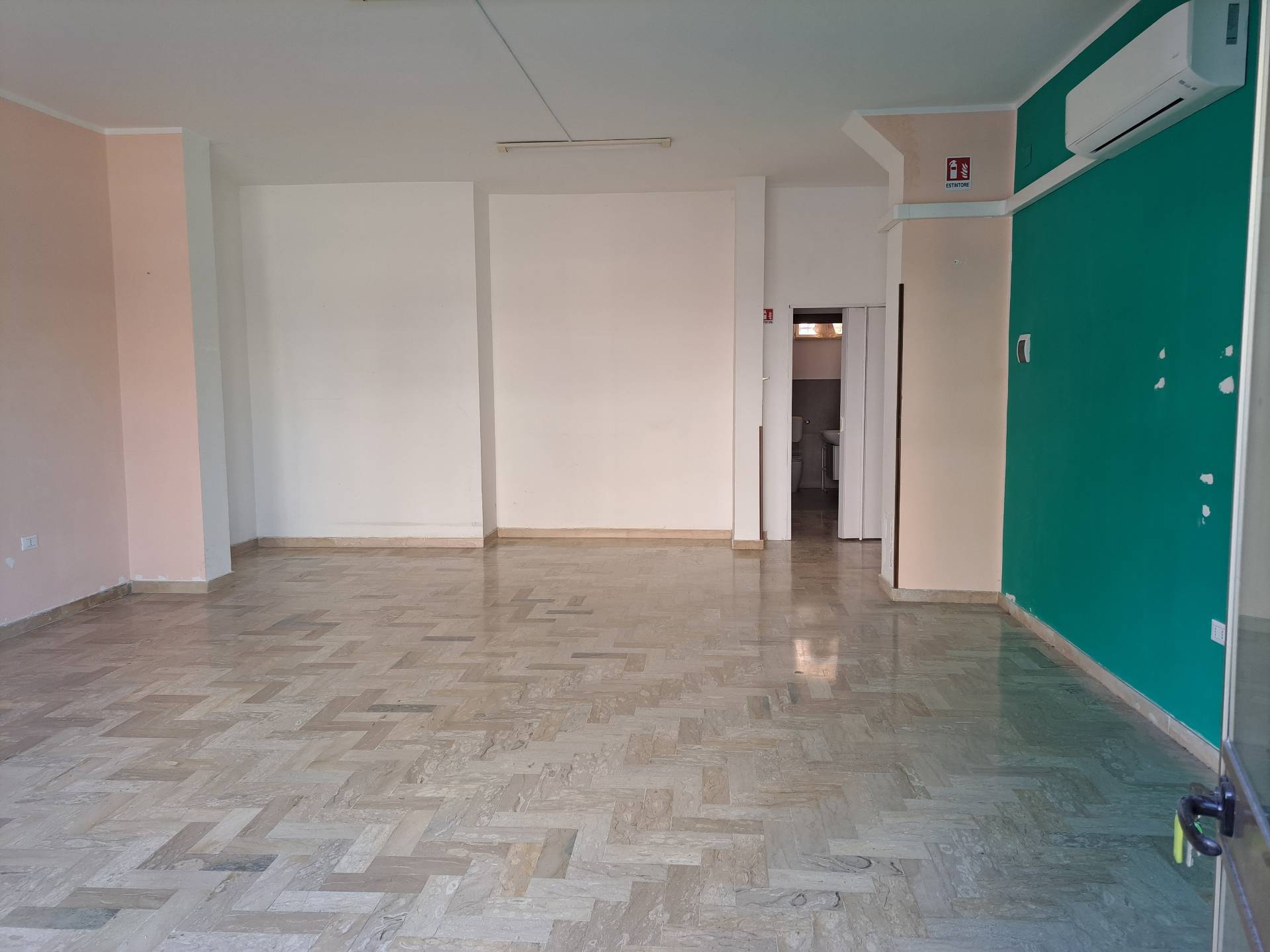 Locale commerciale in vendita a Chieti, Chieti Scalo