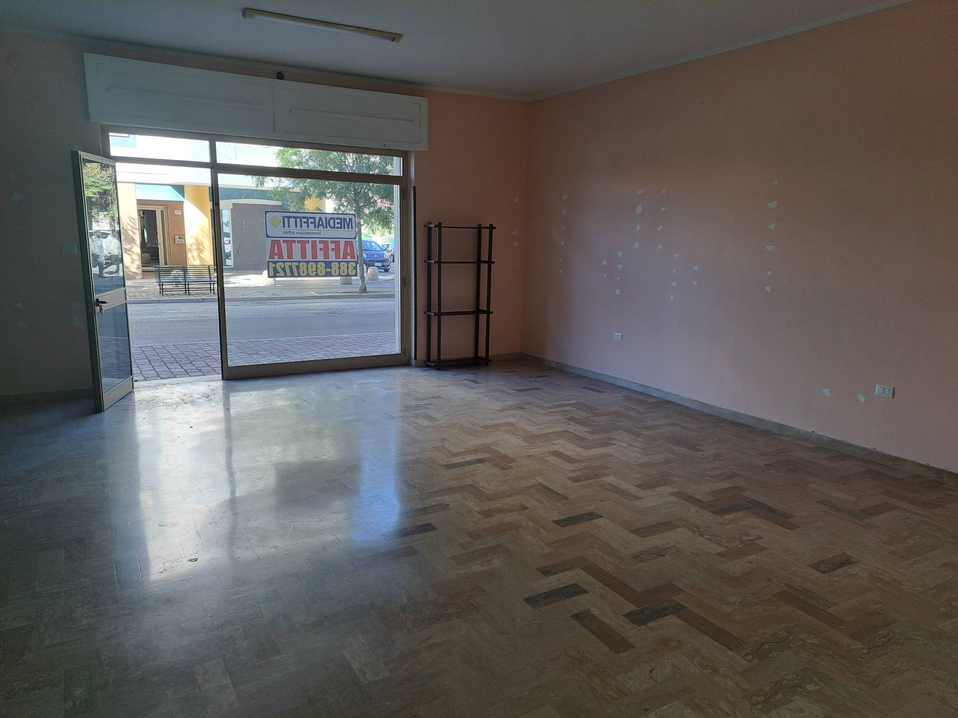 Locale commerciale in vendita a Chieti, Chieti Scalo