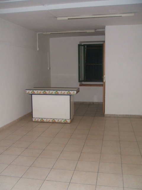 Locale commerciale in affitto a Cepagatti
