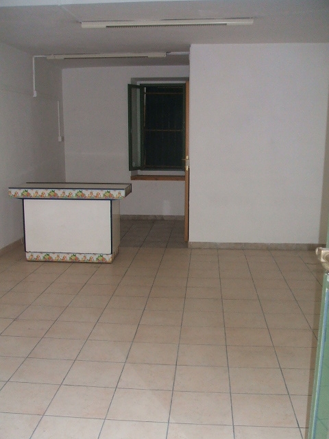 Locale commerciale in affitto a Cepagatti