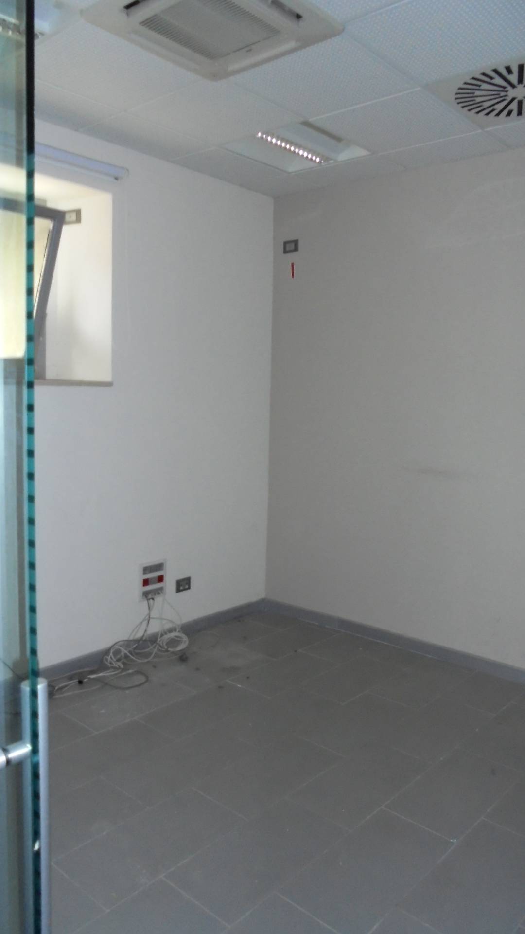 Locale commerciale in affitto a Nocciano