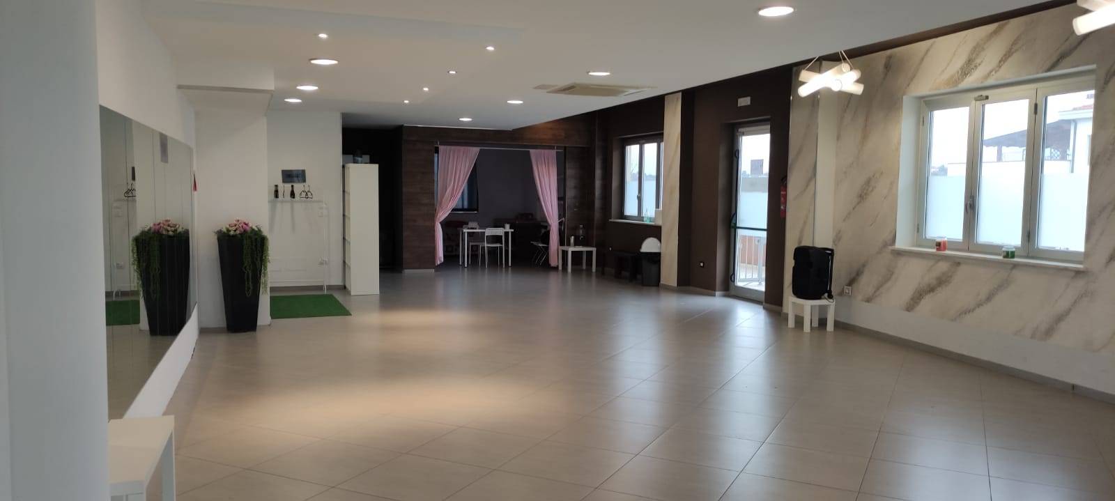 Locale commerciale in affitto a Pianella