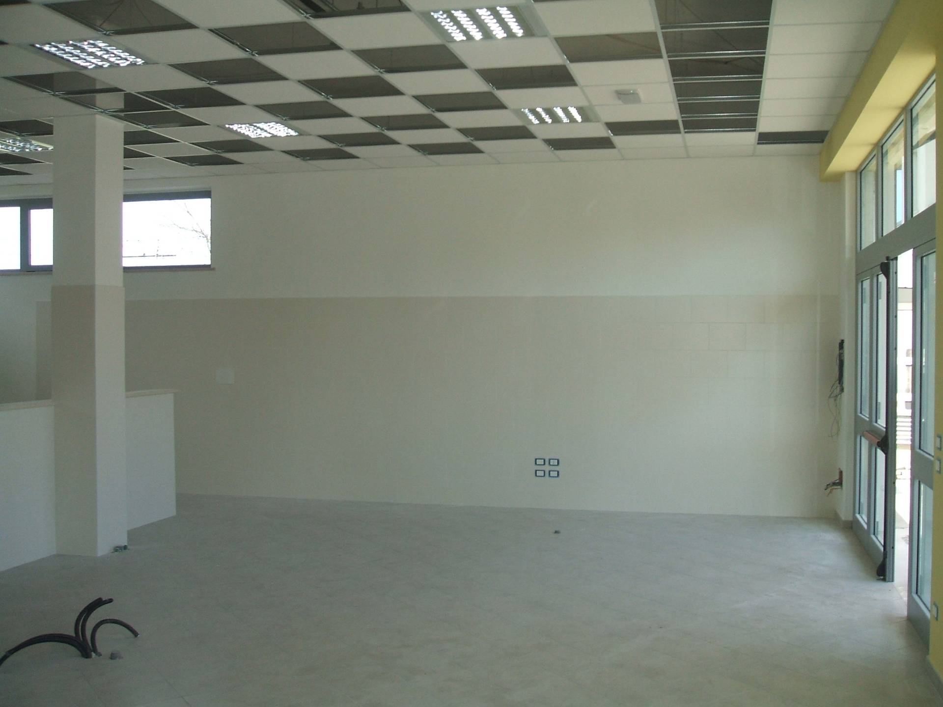 Fondo/negozio in affitto a Chieti, Chieti Scalo