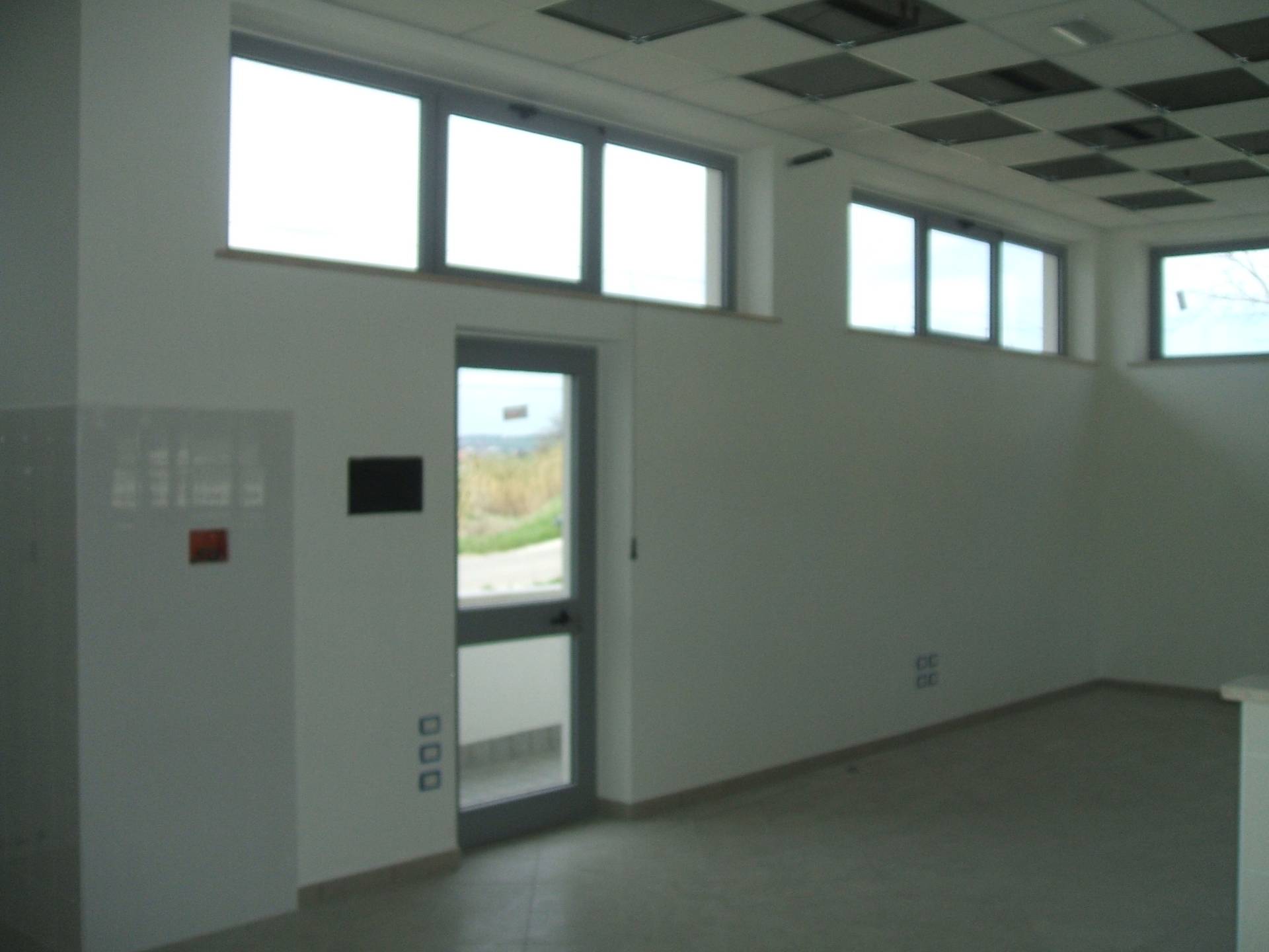 Fondo/negozio in affitto a Chieti, Chieti Scalo