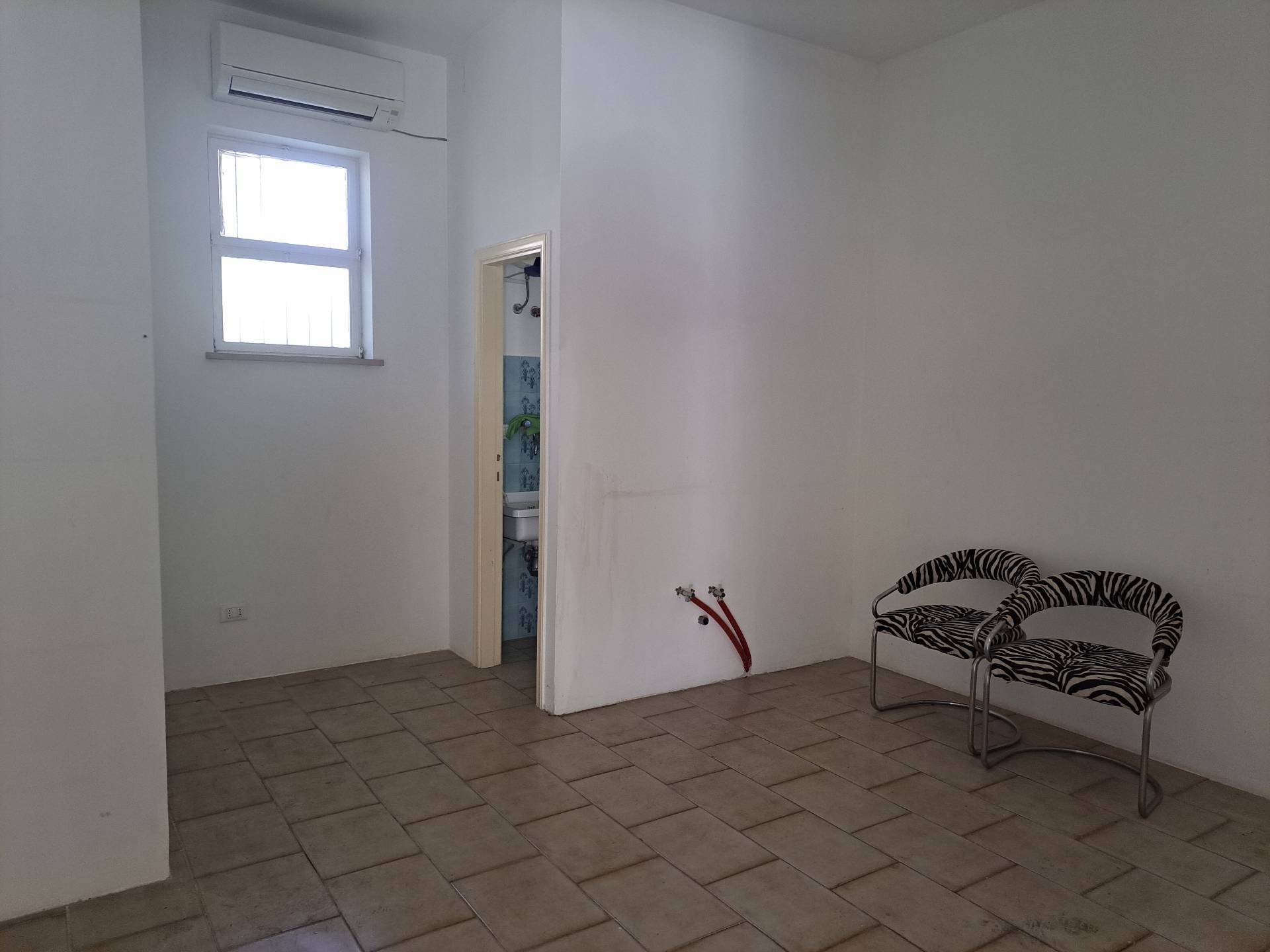 Fondo/negozio in affitto a Chieti, Tricalle