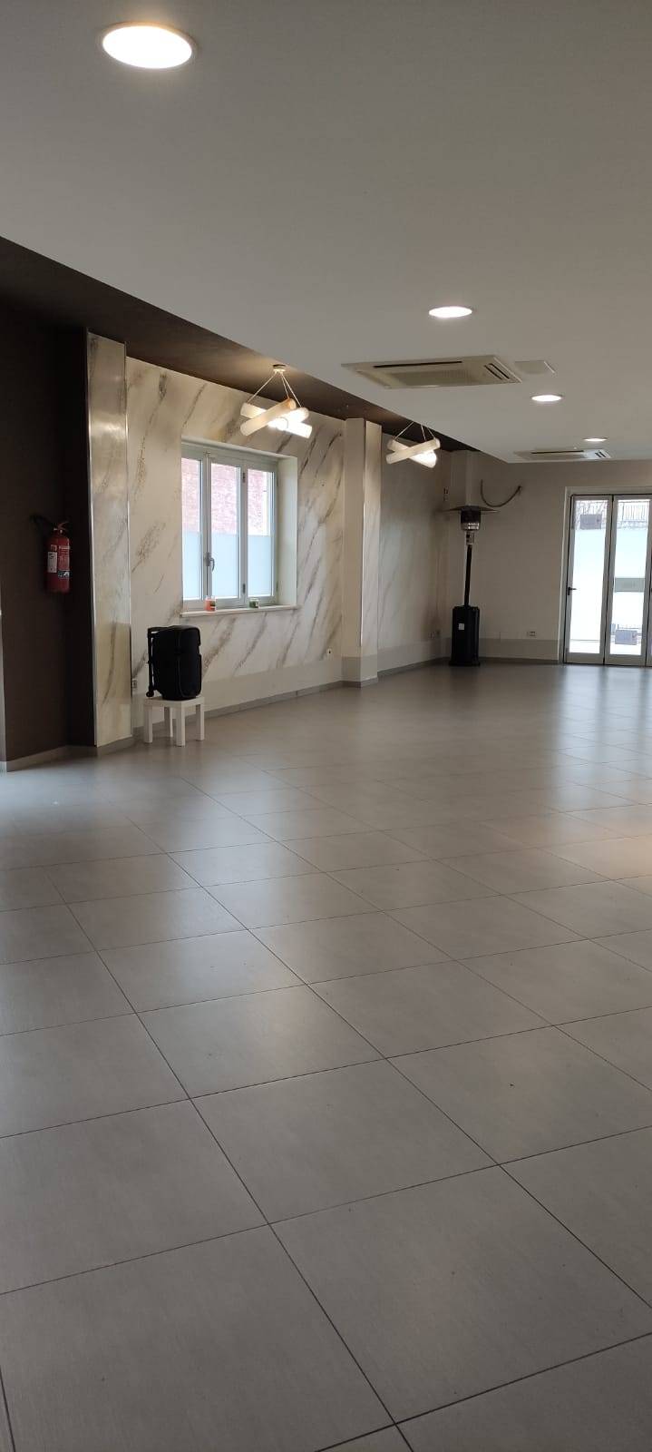 Locale commerciale in affitto a Pianella