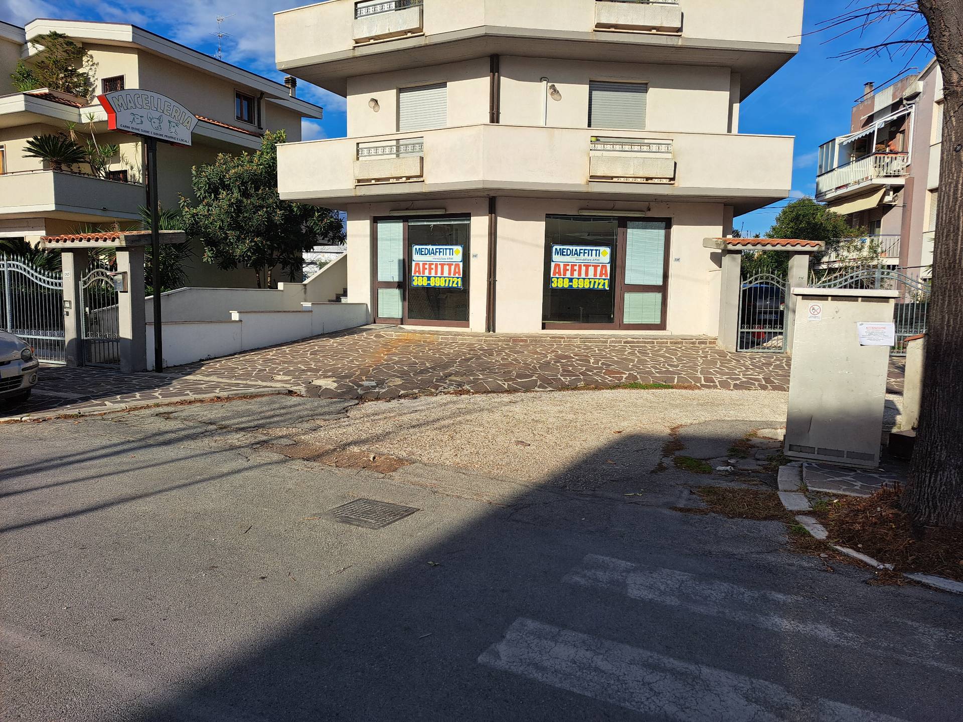 Locale commerciale in affitto a San Giovanni Teatino, Sambuceto