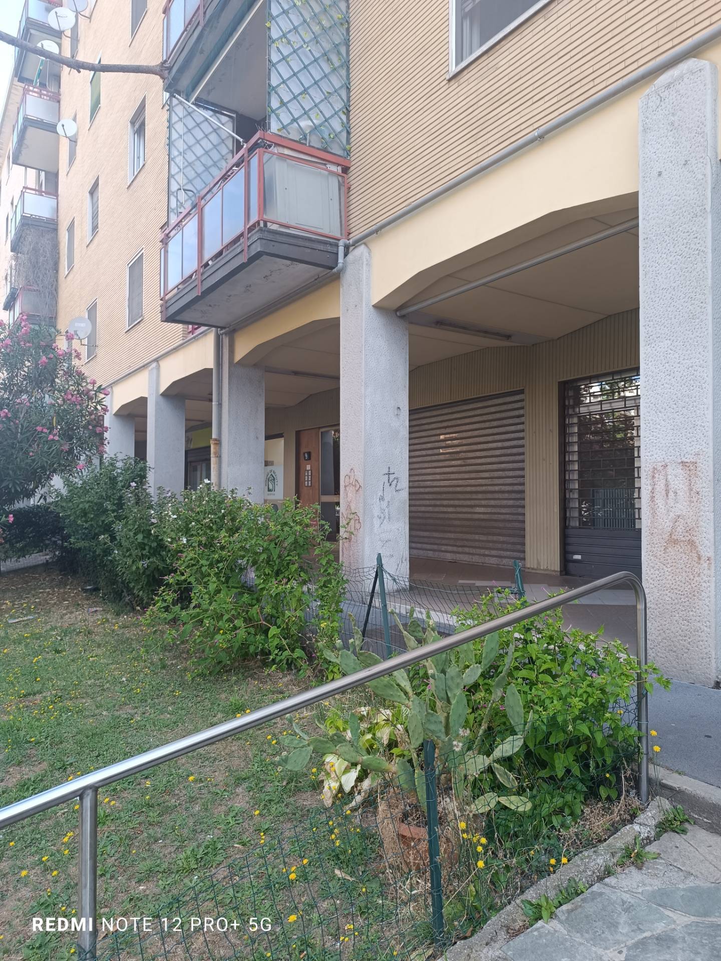 Locale commerciale in vendita a Cesano Boscone