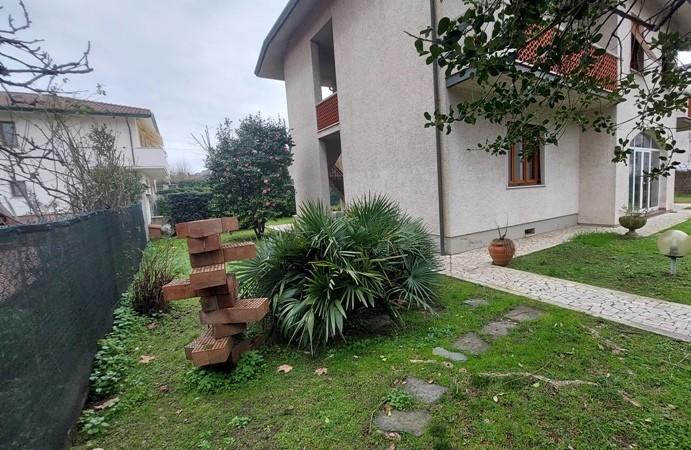 Casa indipendente con giardino, Massa marina di